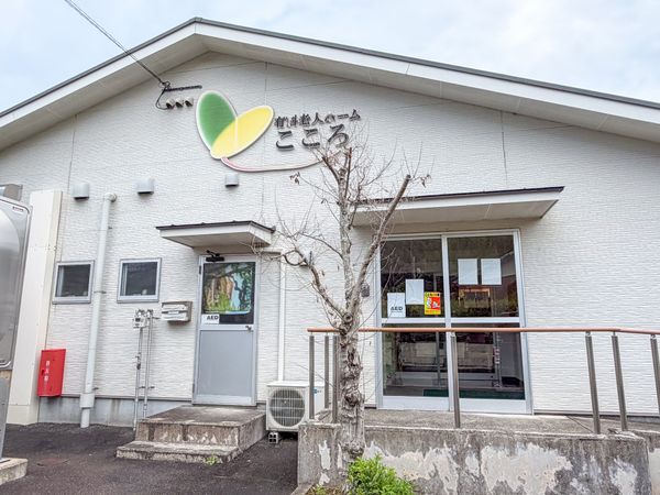 白い建物の外観