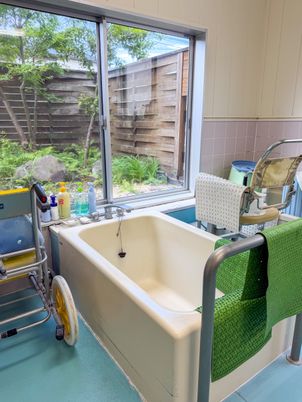 自然光の入る浴室