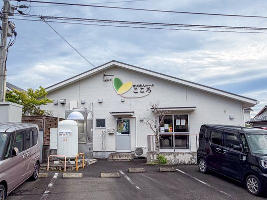 白い外壁と駐車場