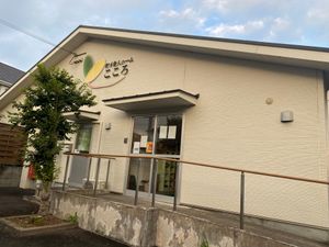 入口前の建物外観