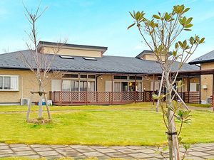 芝生の中庭の建物外観  