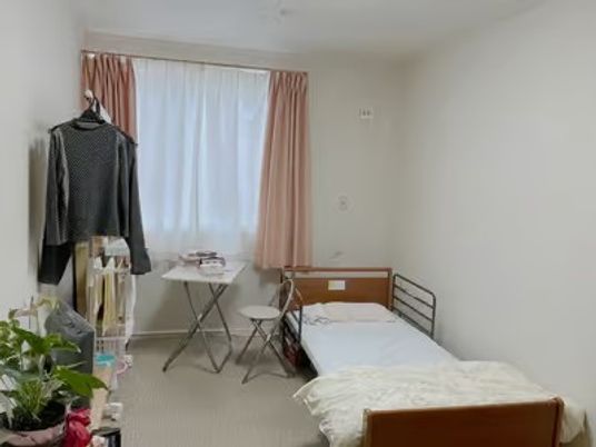 明るい居室のベッド  