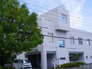 白い建物の外観  