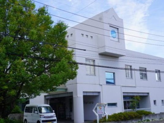 白い建物の外観  
