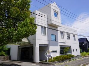 白い建物の外観  