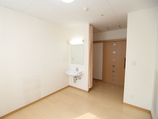 洗面台付きの明るい居室