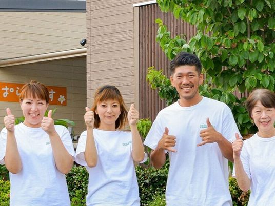 スタッフの元気なポーズ