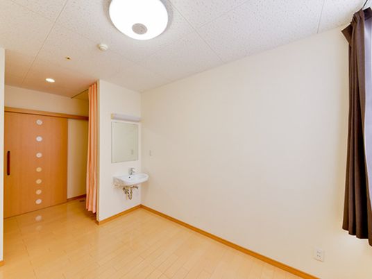 明るい洋室の角部分