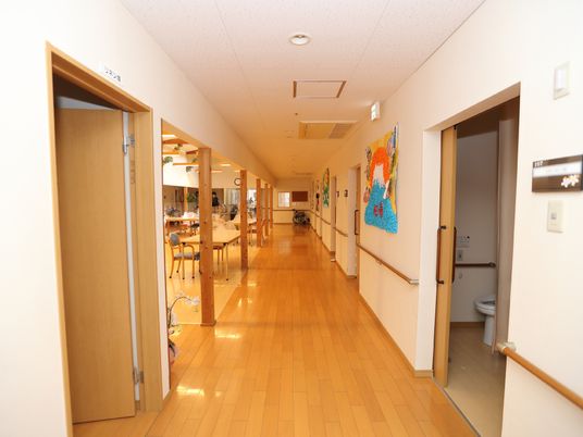 廊下の明るい木目調