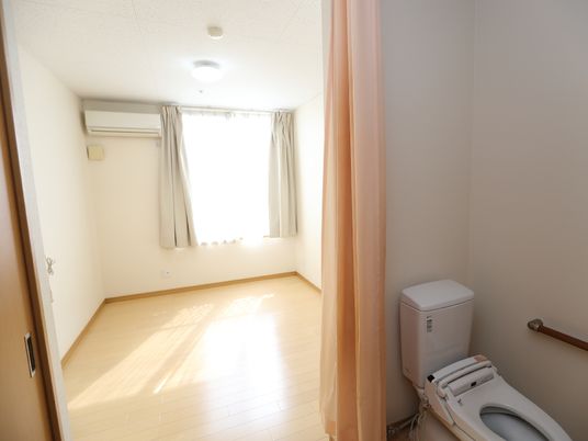 明るい居室の一角