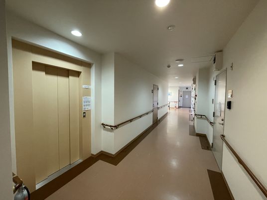 明るい廊下の一角