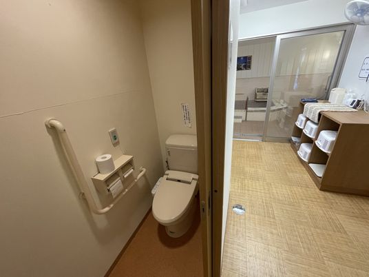 バリアフリー設計のトイレ