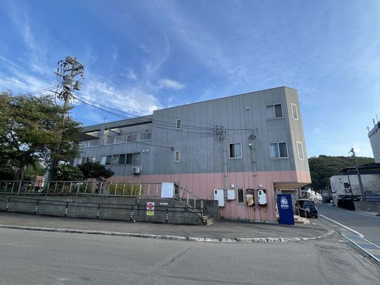 静かな街の居室外観