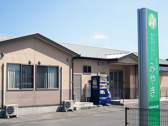 和やかな外観のエントランス 外観 ぬくもりを感じさせるエントランス。ゆったりとした空間で迎え入れる笑顔が心地よい職場です。