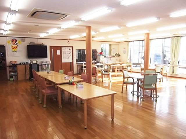 広々とした明るい食堂 共有スペース ゆったりとした食堂は、居心地の良い空間を提供し、職員同士の交流の場にもなっています。窓からは自然光が差し込み、開放感ある環境で食事ができます。