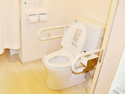 バリアフリー設計のトイレ
