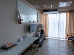明るい居室の窓側