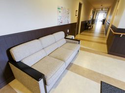 廊下の椅子と掲示物