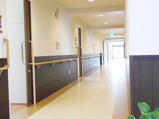 手すり付きの明るい廊下
