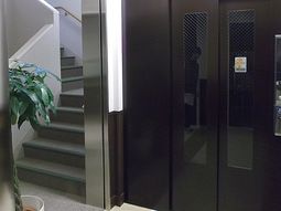 階段とエレベーターの配置