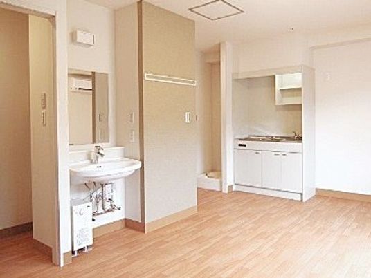 居室の洗面台とキッチン