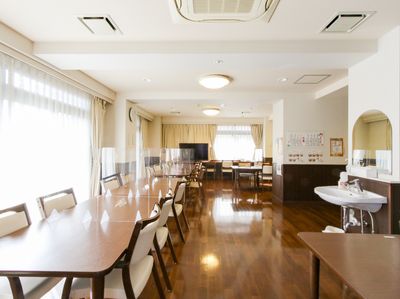 明るく広々とした食堂