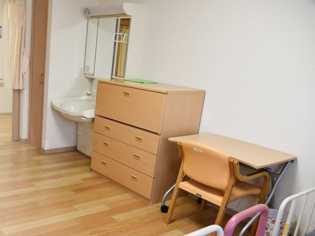 洗面台のある居室 居室 明るい空間には収納と洗面台があり、快適に過ごせます。シンプルで使いやすい環境です。