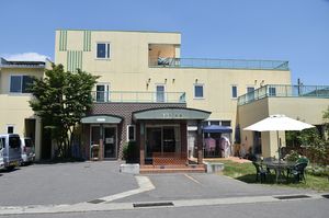 緑が多い外観