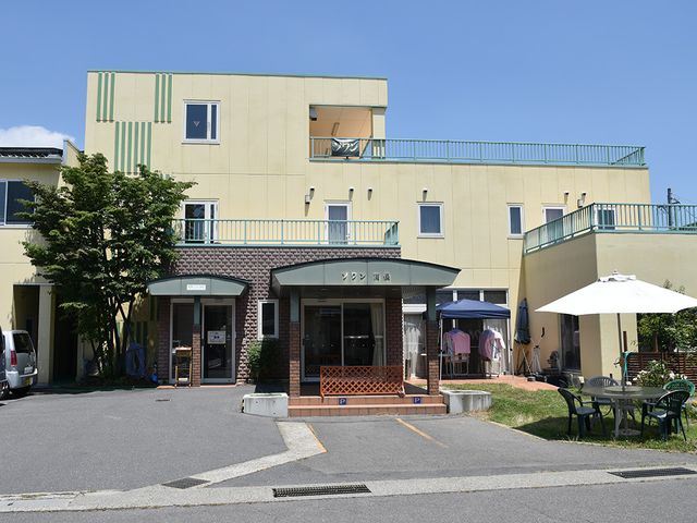 緑が多い外観 外観 開放的で緑に囲まれた施設の外側です。リラックスできる憩いの場もあります。