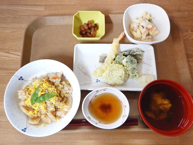 和食の食事メニュー 食堂 季節の食材を使った和食御膳です。彩り豊かで、バランスの取れた料理を楽しめます。