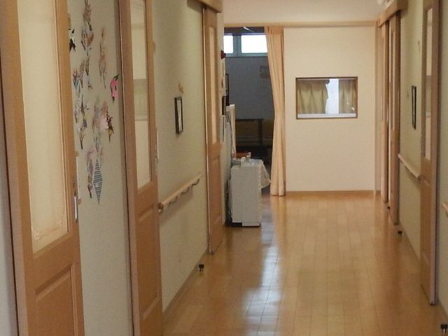 アットホームな廊下 廊下 木の温もりを感じる廊下です。壁の飾りが温かい雰囲気を作り出しています。