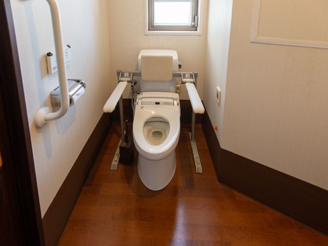 バリアフリートイレ設備 トイレ 利便性を考慮したトイレは、手すりや広々とした空間が特徴です。安全かつ快適な日常生活を支援致します。