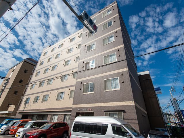 快適な高層建物外観 外観 快晴の下にある多階層の建物は、明るい色合いと現代的なデザインが特徴です。働きやすい環境のもと、充実した日々を過ごせる空間が広がっています。