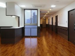 明るい廊下と受付カウンター