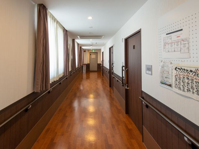 清潔な廊下の様子 廊下 広々とした廊下は清掃が行き届いており、壁には便利な掲示物が整然と配置されています。腰掛け可能なベンチも設置しており、休憩しながら交流の場としてもご利用いただけます。