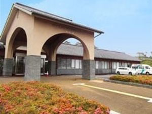 正面玄関の外観  
