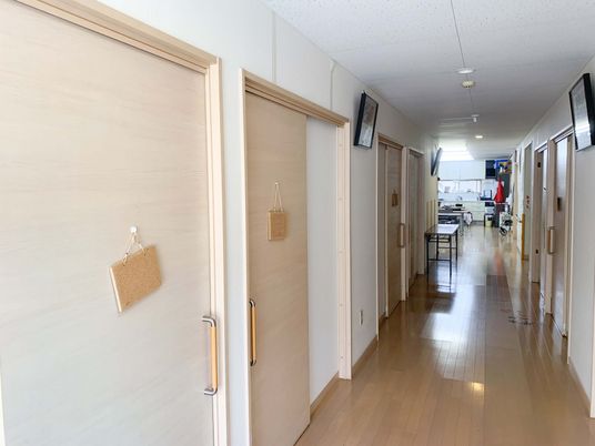 木製のドアが並ぶ廊下