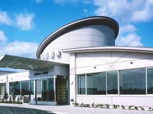 明るい外観の建物  