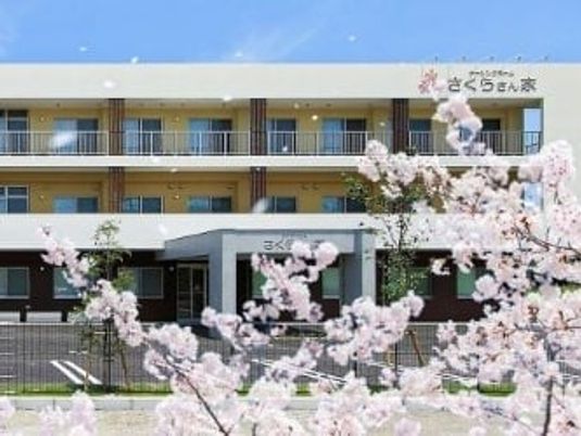 桜越しの施設外観  