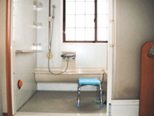 バリアフリー設計の浴室