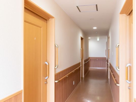 手すり付きの明るい廊下
