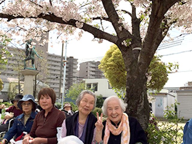 桜の木の下で過ごす人々 日差しの暖かさを感じながら、桜の木の下でリラックスした時間をお過ごしいただけます。お花見を通じてのコミュニケーションも盛んです。