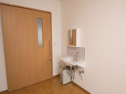 洗面台のある明るい部屋