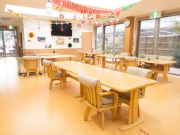 明るい食堂の光景