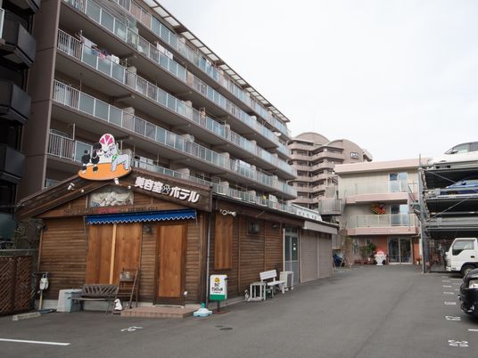 看板が目印の建物外観