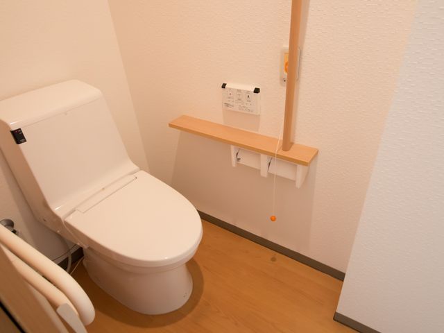 バリアフリー設計のトイレ トイレ 手すり付きで安心のトイレ空間です。緊急時に対応できるコールボタンも完備しており、心強い設備が整っています。