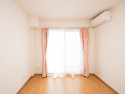 明るい単純な居室