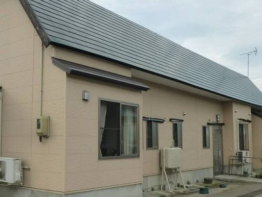 ベージュの建物外観