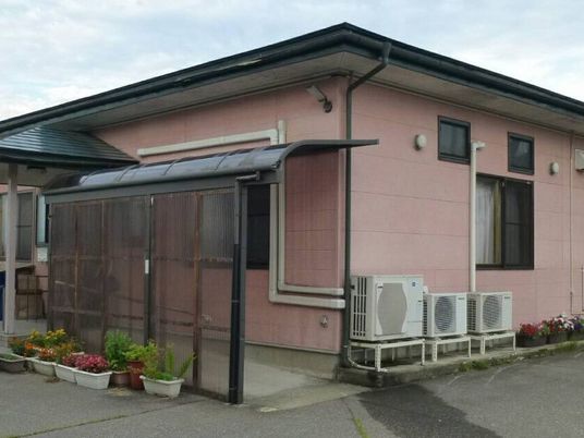 ピンクの壁の建物外観