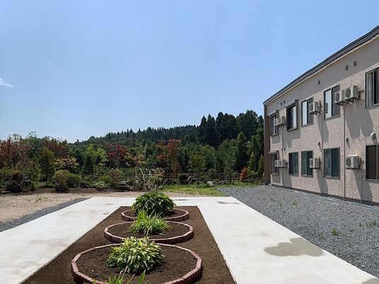 庭のある建物外観  